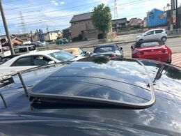 【ムーンルーフ】開放感たっぷりの希少装備、ムーンルーフが装着されています！車内に明かりを取り入れたり景色を楽しむ以外にも、車内の空気も簡単に換気できて快適です！
