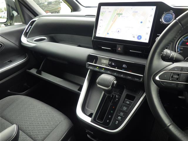 【ハンドル】軽い力で扱いやすいハンドルです。目立つ傷やスレなどなく綺麗な状態です！除菌プランいれていただくとさらに快適に！清潔なお車はお子様にも安心ですね！