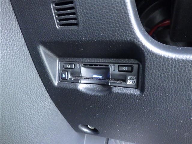 【ETC】有料道路を利用する際に料金所で停止することなく通過できる、ETC車載器（ノンストップ自動料金収受システム機器）が装備されています。セットアップを行うことで利用可能になります。