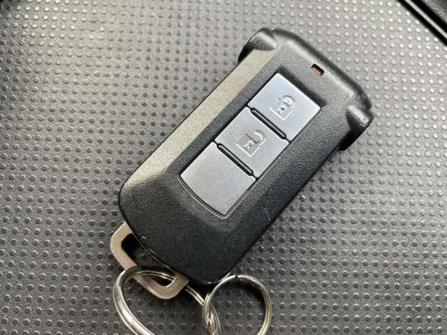 【スマートキー】カバンやポケットに入れたままでもドアの施錠・解錠が可能なスマートキーを装備。