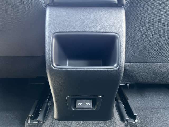 センターコンソールボックス背面には充電用USB端子（typeC）を2個配置しております。同乗者も快適にドライブを楽しむ為にあったら嬉しい装備の一つです。