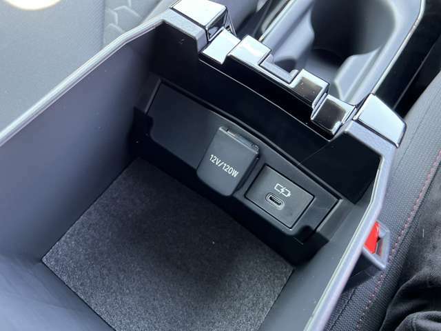 センターコンソールボックス内には充電用USB端子（typeC）とアクセサリーソケット（DC12V・120W）を配置しております。ドライブ中にスマートフォンやタブレットの充電が可能です。