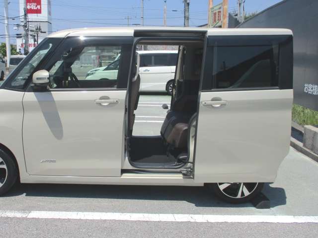 両手が塞がっていても足先をスッと入れてサッと引くだけで自動開閉する「ハンズフリーオートスライドドア（両側）」！両手で荷物や眠ったお子様を抱えていてもドアハンドルに触れずにスマートに開け閉めできます♪