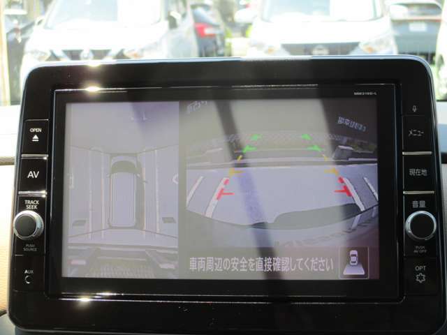 真上から見下ろすような映像で、車庫入れや縦列駐車時に、自車と駐車位置の関係をひと目で確認でき、スムースな駐車をサポート。動く物を検知してお知らせすることで、発進時の安全確認をサポートします。