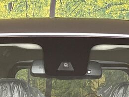 【三菱e-Assist】走行中に前方の車両等を認識し、衝突しそうな時は警報とブレーキで衝突回避と被害軽減をアシスト。より安全にドライブをお楽しみいただけます。