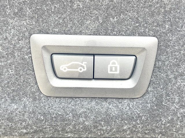 ●電動リアゲート：ワンタッチでリアゲートの開閉ができ、荷物などで両手が塞がっている状態でも簡単に開閉ができる便利機能です。