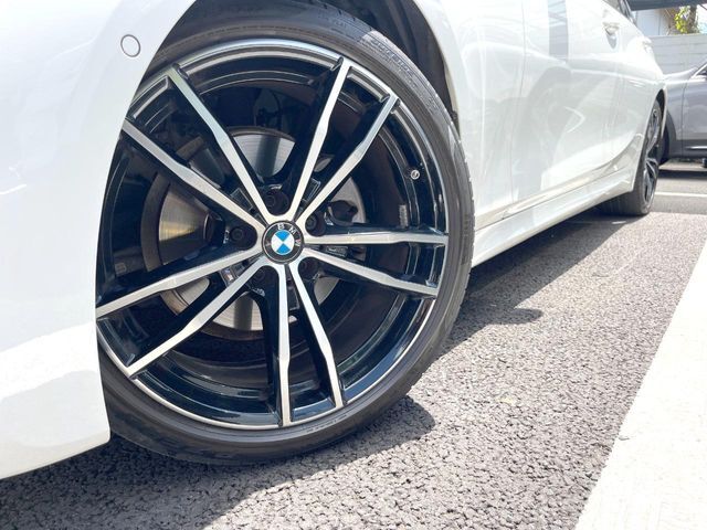 ●オプション19インチアルミホイール：輸入車ならではの卓越した走りを支えるホイールと足回りです！日本車の走りに慣れている方にもぜひ体感して頂きたいほど、高いレベルでまとまっています！