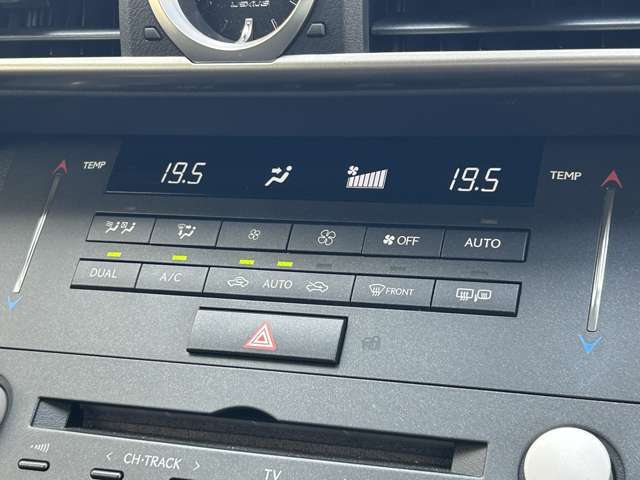 【オートエアコン】車内温度を感知して自動で温度調整をしてくれるのでいつでも快適な車内空間を創り上げます。