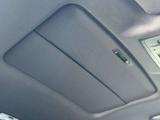 【サンルーフ】解放感溢れるサンルーフ。車内には爽やかな風や太陽の穏やかな光が差し込みます。