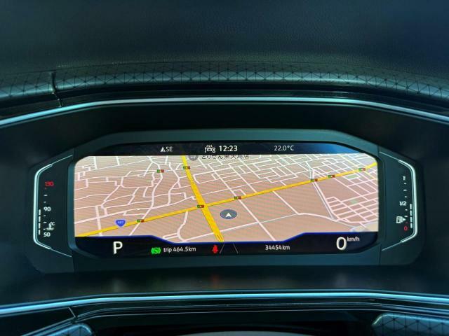 最先端のテクノロジーが、人と車のかつてない一体感を実現します。メーターパネルのディスプレイにナビゲーションを表示することで目線を外すことなく運転ができます。