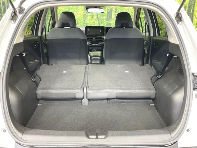 普段のお買い物や通勤、送迎等に十分な荷室スペースを確保しております。セカンドシートを倒すと、大きな荷物の積載も可能です♪