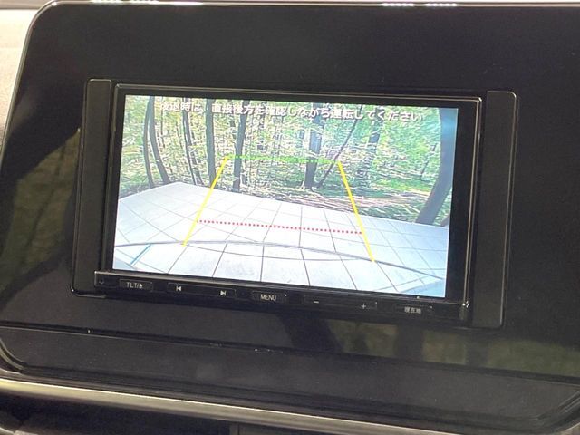 【バックカメラ】駐車時に後方がリアルタイム映像で確認できます。大型商業施設や立体駐車場での駐車時や、夜間のバック時に大活躍！運転スキルに関わらず、今や必須となった装備のひとつです！