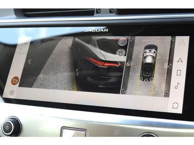 車の周囲360°のオーバーヘッドビューをタッチスクリーンに表示。同時にいくつかのビューを映し出し、タッチスクリーンの表示と音で障害物との距離をお伝えします。駐車の苦手な方も安心の機能です。