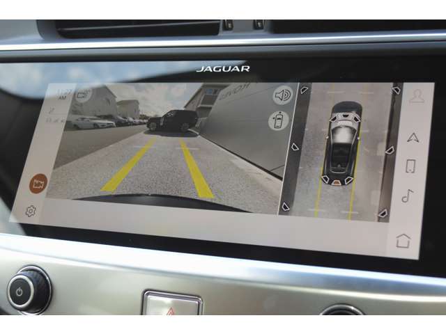 バックカメラおよびガイドライン表示が装着されていますので、車庫入れが苦手な人でもアシストしてくれます。