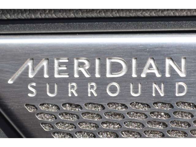 ジャガーのオーディオパートナーであるMERIDIAN　15個のスピーカーを備えた825WのMERIDIANサラウンドサウンドシステム。MERIDIAN独自のデジタルシグナルプロセッシング技術により、迫力のあるサウンドを実現