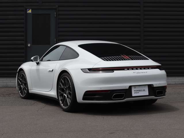 ドライブトレイン、シャシー：3.0l水平対向6気筒ツインターボエンジン / Max出力283kW / 385PS / Maxトルク 450Nm (カタログ値)/リアエンジンレイアウト