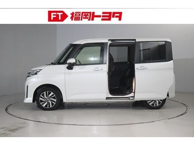 スライドドアは狭い場所での乗り降りにとても便利です。
