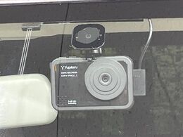 【ドライブレコーダー】安心・安全なカーライフに必須のドライブレコーダーを装備！走行中はもちろん、あおり運転や事故に遭遇した際の状況も映像で記録し、万一のリスクに備えます。