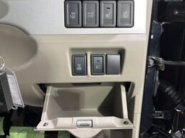 【両側パワースライドドア】スマートキーや運転席のスイッチで後席両側スライドドアの開閉が可能♪電動だから力を入れてドアを開ける必要が無く、小さなお子様でも簡単に開け閉めでき快適です♪