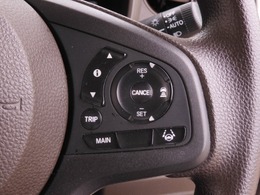 ◆アダプティブクルーズコントロール◆予め設定した車速内でクルマが自動的に加減速。前走車との適切な車間距離を維持しながら追従走行します。【LKAS】車線維持支援システムでステアリング操作を支援。
