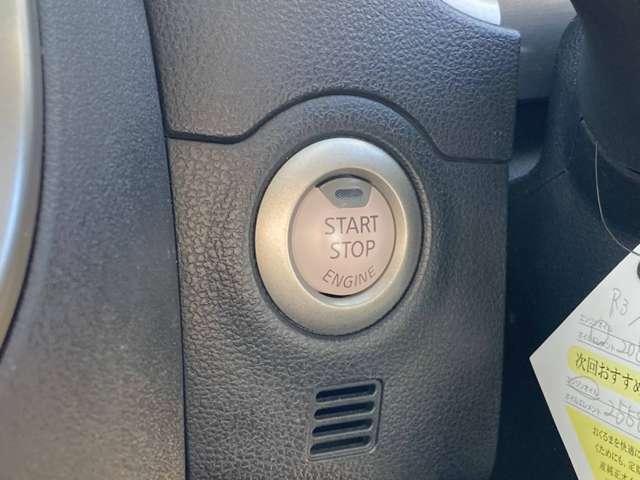 プッシュスタートボタンですので、鍵を刺さなくてもボタン1つでエンジンがかけれます！