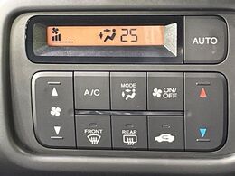 【オートエアコン】一度お好みの温度に設定すれば、車内の温度を検知し風量や温度を自動で調整。暑い…寒い…と何度もスイッチ操作をする必要はありません。快適な車内空間には必須の機能ですね♪
