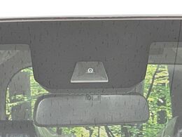 【ホンダセンシング】走行中に前方の車両等を認識し、衝突しそうな時は警報とブレーキで衝突回避と被害軽減をアシスト。より安全にドライブをお楽しみいただけます。