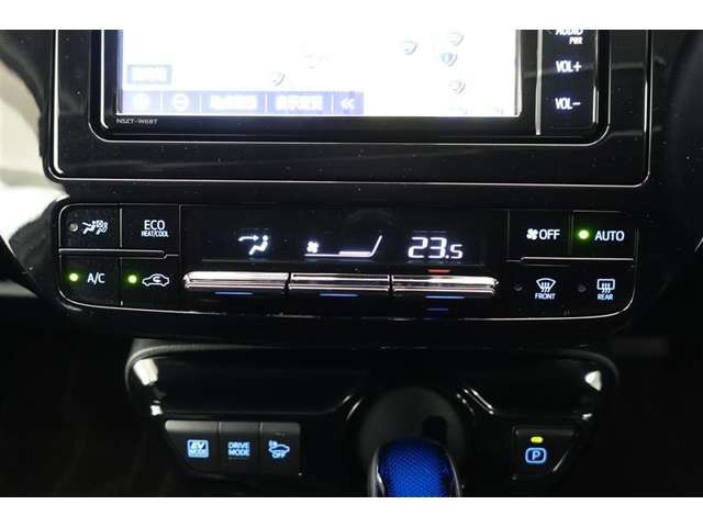 ★エアコンはオートタイプが装着済みです！オートモードにしておけば、車内温度を設定するだけで風の料や吹き出し口の切り替えを機械が行ってくれます！一年中快適な環境を作れますよ♪