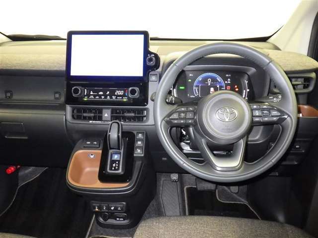 運転の際、常に目にする部分だけにシックで飽きのこないデザインが良いですね。