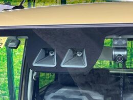 【スマートアシスト】走行中に前方の車両等を認識し、衝突しそうな時は警報とブレーキで衝突回避と被害軽減をアシスト。より安全にドライブをお楽しみいただけます。