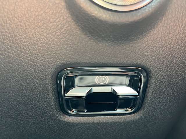 パワーシートの操作は、スイッチがシートの形状をしておりますので、ダイレクトに調節が可能でございます。
