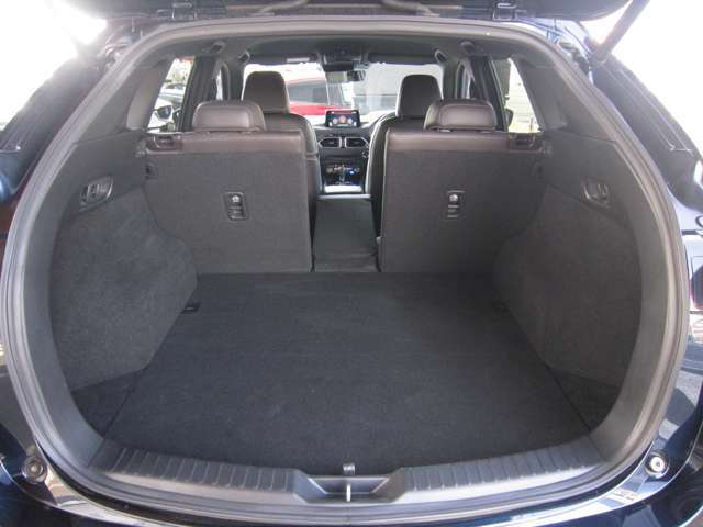 CX-5はトランクのスペースもご覧の広さ！長い荷物の他に後席に2人乗る際には、中央部分だけシートが倒せるユニークなシートアレンジです！くっついて座るよりゆったり乗れますので、積載時の移動も快適です！