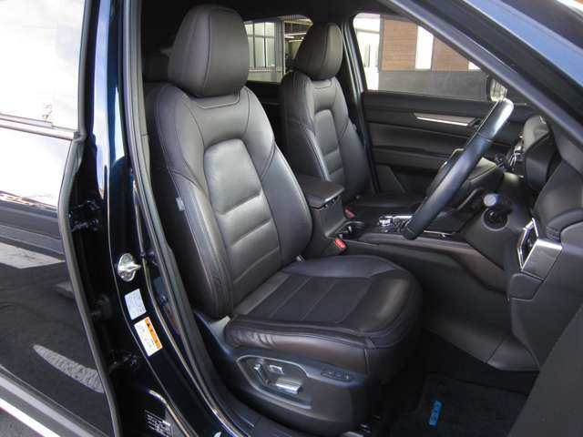 運転席はシートアジャスターが付いていて、座高が調整可能です。クッションなどを敷かなくてもしっかり前方が見えるように調整できるので、身長が小柄な方にも嬉しい装備ですね。