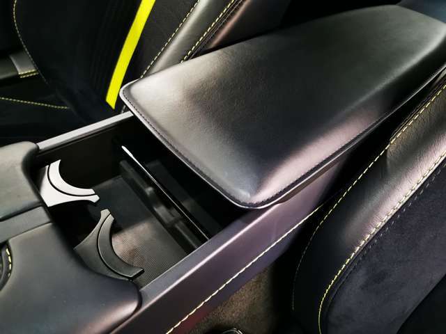 コンソールボックスには格納式のドリンクホルダーを完備。むき出しではなく、あえて隠すデザインがアストンマーティンらしい紳士的な配慮を感じます。