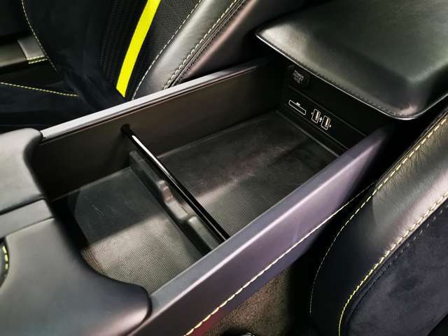 財布・スマートフォン・キーケースなどが収納可能なコンソールボックス。アストンマーティンの美学と機能を両立した“気が利く”空間設計となっております。