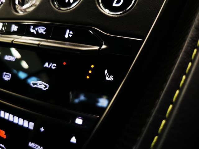 運転席・助手席にはシートヒーターを完備。寒い時期のドライブをより快適なひとときへとサポートいたします。