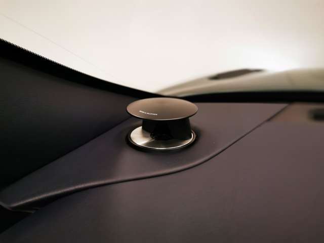 デンマーク発の高級オーディオブランド『Bang＆Olufsen』。まるで貸し切りのコンサートホールで聴いているような臨場感と共に、普段の何気ないドライブすらもより思い出深いものにしてくれます。