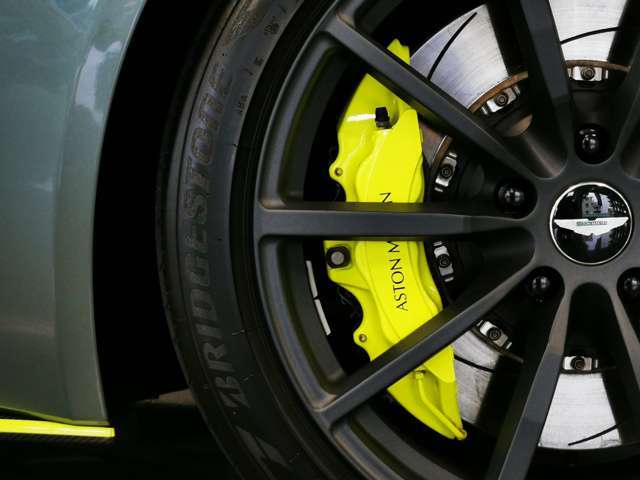 【Brake Calipers - Q - Lime Painted　387,831円】スポークの間から顔を見せるライムグリーンキャリパー。エクステリアとの統一感にも配慮しつつ、足回りの存在感を一層強くしてくれています。