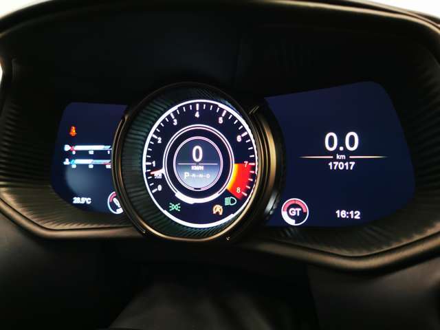 メーター周りは視認性の良いデザイン。走行距離も17,000km台と、ご納車後から気持ちよくお乗りいただけます。