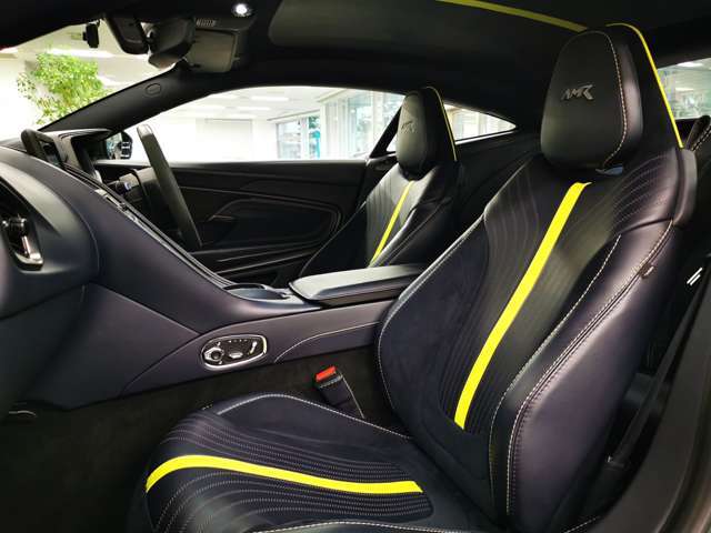 【Detailing - AMR - Lime Stitch and Seat Centre Strap　193,910円】シートのセンターストラップおよびステッチの鮮やかなライムグリーンが一際目を惹くインテリアとなっております。