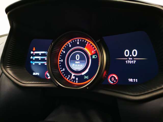 ドライブモードはワンタッチで切り替え可能。よりスポーティな走りをお楽しみいただけるのはもちろん、メーターのデザインも一変し、よりドライバーの高揚感を掻き立てます。