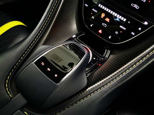 シンプルで操作性に優れたコントロールパネル。カーボンとライムグリーンステッチの組み合わせがよりスポーティで上品な空間を演出しております。