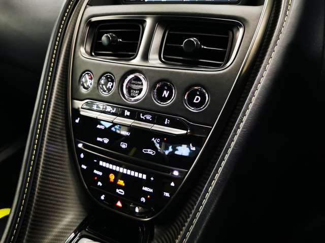 アストンマーティンならではのシフトボタンが存在感を放つインパネ周辺は洗練された素材とデザインが融合。視覚・触覚の両面で上質さを感じさせ、運転中も常に特別な気分に包まれます。