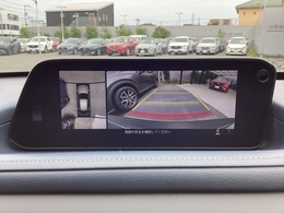狭い場所での駐車やすれ違いなどでより的確な運転操作に役立つ360°ビューモニターが装備されています。
