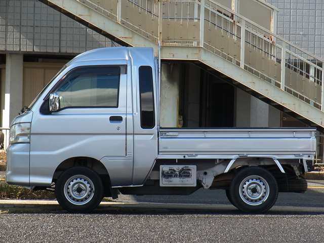 車検を受けてのお渡しです。車検代、重量税、自賠責保険料等含めたものがお支払総額です（他府県登録費、陸送費等は除く）。　車両本体価格に車検費用を含んでいないため掲載規約上「検無」という表記になります。