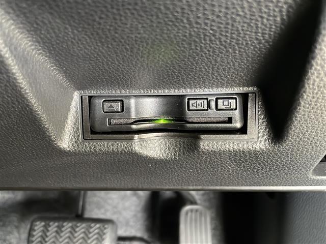 【ETC】有料道路を利用する際に料金所で停止することなく通過できる、ETC車載器（ノンストップ自動料金収受システム機器）が装備されています。セットアップを行うことで利用可能になります。