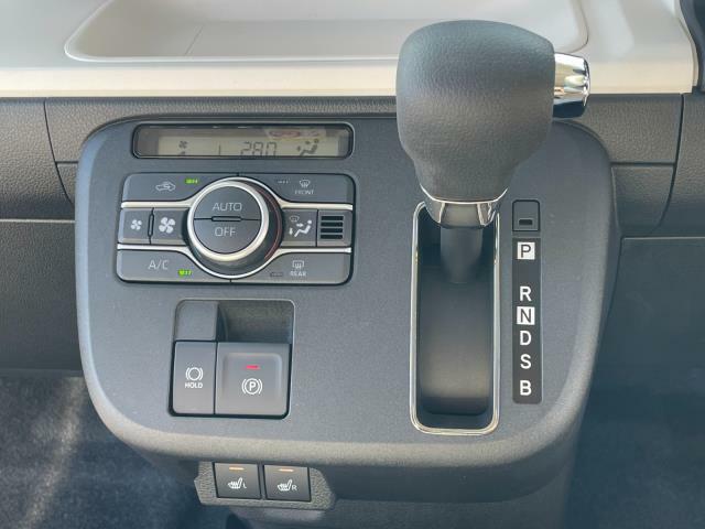 簡単操作のオートエアコンとインパネ式のシフトレバー♪電動パーキングブレーキとブレーキホールドスイッチ♪下には運転席・助手席のシートヒータースイッチも付いています♪