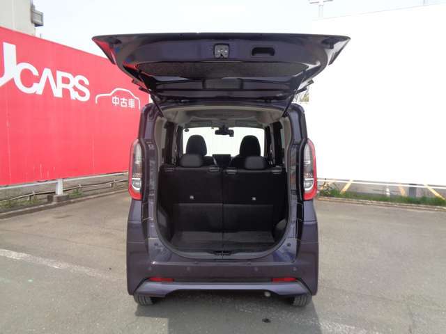 バックドアもとても大きく開きますので、荷物の積み下ろしもラクラク。