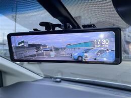 【デジタルインナーミラー】車両後方カメラの映像をミラーに映すことが出来ます。 そのため、後席に人や荷物があって後方が見えづらい場合でもしっかり視界を確保することが出来ます。