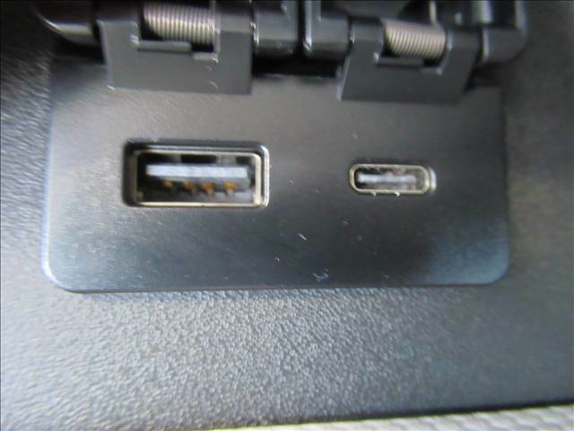 【USBポート】エンジンがかかっている間はUSBからとれる配線があれば対応の電子機器の充電が行えてとても便利です。